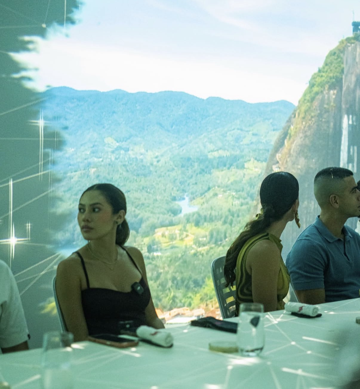 Guests immersed in Colombian mountain landscape